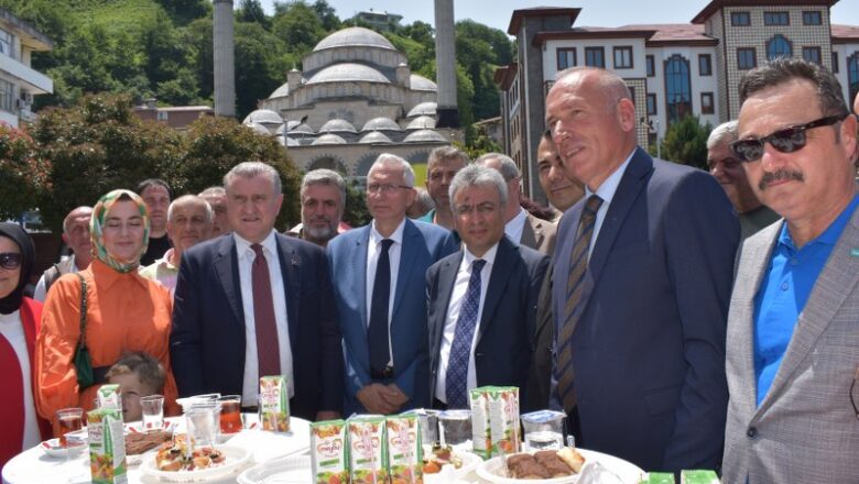  T.C GENÇLİK VE SPOR BAKANI O.AŞKIN BAK’IN DA KATILDIĞI BAYRAMLAŞMA PAZAR’DA  YAPILDI.