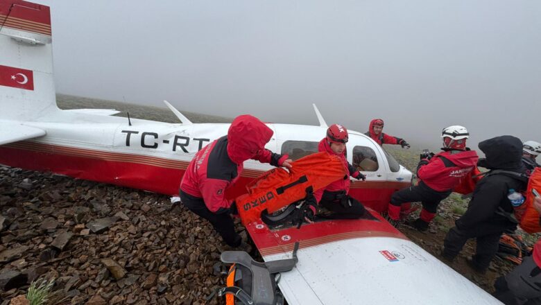  DÜŞEN UÇAK BULUNDU…PİLOT HAYATINI KAYBETTİ.. KADIN YOLCU YARALI OLARAK KURTARILDI..