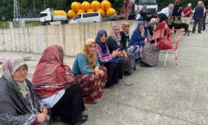 ZELEK’Lİ BALIKÇILAR LİMANIN KAPISINI KAPATTILAR…KAFES MALZEMELERİNE GEÇİT VERMİYORLAR..