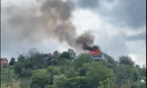 RİZE-PAZAR CUMHURİYET MAHALLESİNDE BİR EVİN ÇATISINDA YANGIN ÇIKTI.