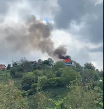 RİZE-PAZAR CUMHURİYET MAHALLESİNDE BİR EVİN ÇATISINDA YANGIN ÇIKTI.