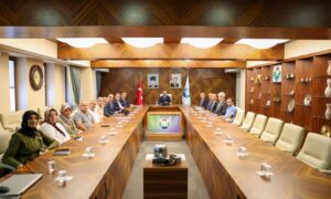 RİZE VALİSİ VE BAKANLIK TEMSİLCİLERİ PAZAR’DA YAPILMASI PLANLANAN KAFES BALIKÇILIĞINI KONUŞTU…