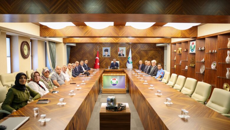  RİZE VALİSİ VE BAKANLIK TEMSİLCİLERİ PAZAR’DA YAPILMASI PLANLANAN KAFES BALIKÇILIĞINI KONUŞTU…