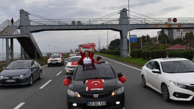 RİZE-PAZAR ‘DA CUMHURİYET KUTLAMALARI , ARAÇ KONVOYU ve HORON İLE DEVAM ETTİ.