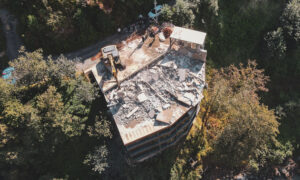 ARDEŞEN ve ÇAMLIHEMŞİN SINIRLARI İÇİNDE YAPILAN İZİNSİZ ve RİSKLİ YAPILAR YIKILIYOR…