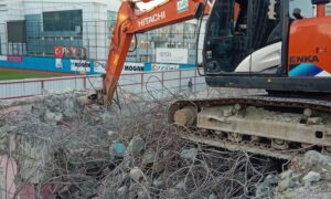 RİZE-PAZAR STADI’NIN ESKİ TRİBÜNÜ YIKILDI…