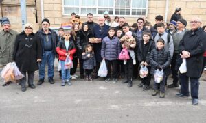 Başdeğirmen çifti, kandil geleneğinde çocukları sevindirdi – Birlik Haber Ajansı
