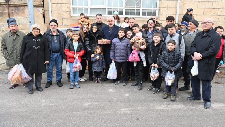  Başdeğirmen çifti, kandil geleneğinde çocukları sevindirdi – Birlik Haber Ajansı