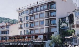 Bebek Otel’in sahil bölümündeki kaçak yapılar yıkılıyor