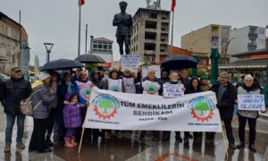 RİZE-PAZAR ‘DA EMEKLİ AYLIĞINA VERİLEN PROTESTOLAR DEVAM EDİYOR…