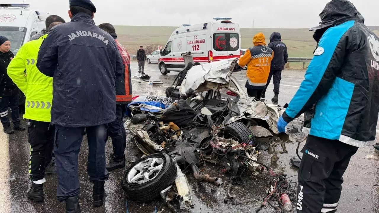 Adıyaman’da feci kazada otomobil kağıt gibi ezildi: 3 ölü, 1 yaralı - Birlik Haber Ajansı
