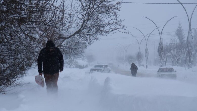  Sivas-Kayseri kara yolu kar ve tipi nedeniyle ulaşıma kapatıldı