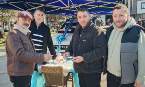 PAZARSPOR ÇEKİLİŞE KOYDUĞU OTOMOBİLİ MEYDAN’DA SERGİLİYOR ve BİLET SATIŞI YAPIYOR…