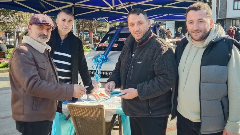  PAZARSPOR ÇEKİLİŞE KOYDUĞU OTOMOBİLİ MEYDAN’DA SERGİLİYOR ve BİLET SATIŞI YAPIYOR…