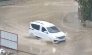 İzmir’de sağanak etkili oldu: Cadde ve sokaklarda su birikintileri oluştu – Birlik Haber Ajansı