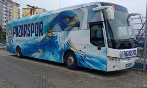 RİZE-PAZARSPOR’UN TAKIM OTOBÜSÜNE ARMASI GİYDİRİLDİ.