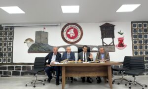 PAZAR MUHTARLAR  DERNEĞİNDE ÇAY ÜRETİCİLERİ İLE İLGİLİ KONUŞULDU.